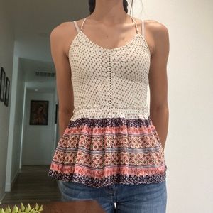 Adorable floral top 🤍 🌹